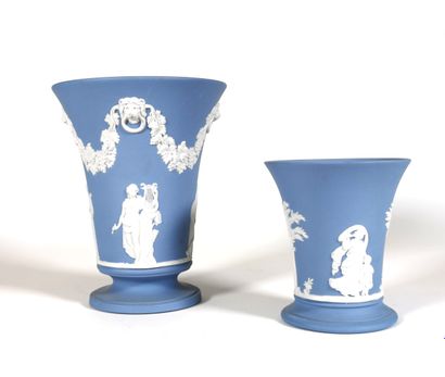 null WEDGWOOD, fin XIXe siècle 

Suite de deux vases cornet en biscuit à décor à...