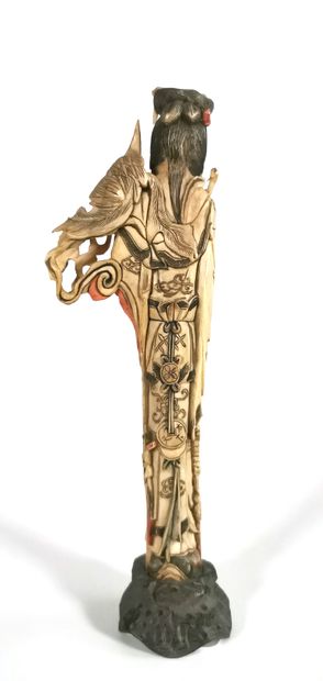 null CHINE, fin XIXe- début XXe siècle

Figurine en ivoire représentant une femme...