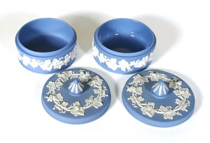 null WEDGWOOD, paire de bombonières en biscuit à décor tournant de pampres de vignes

Marques...