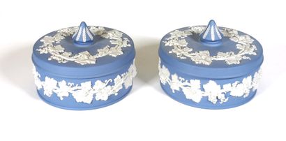 null WEDGWOOD, paire de bombonières en biscuit à décor tournant de pampres de vignes

Marques...