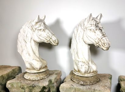 null Paire de bustes de chevaux sur piédouche en pierre composite

H. 45 cm
