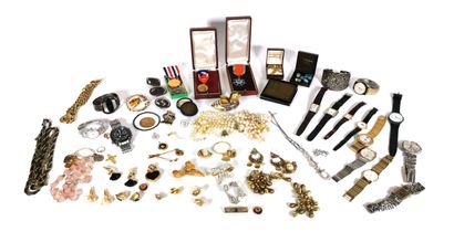 null Lot de bijoux fantaisie, montres et médailles

Environ soixante-dix pièces
