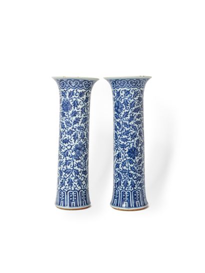 null Chine, XIXe siècle 

Paire de vases en porcelaine de forme dite ‘beaker’ à décor...