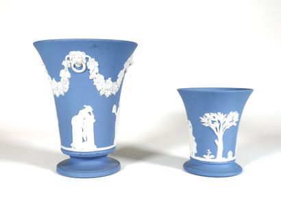 null WEDGWOOD, fin XIXe siècle 

Suite de deux vases cornet en biscuit à décor à...