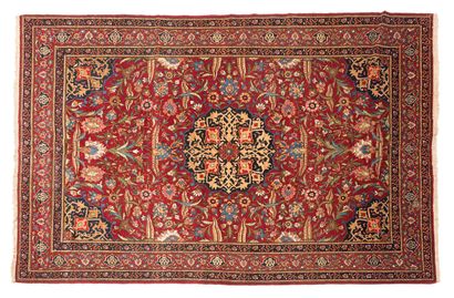 null TABRIZ carpet (Persia), 1st third of the 20th century

Dimensions : 400 x 300cm.

Technical...
