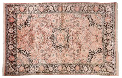 null PENJAB carpet (India), mid 20th century

Dimensions : 275 x 197cm.

Technical...