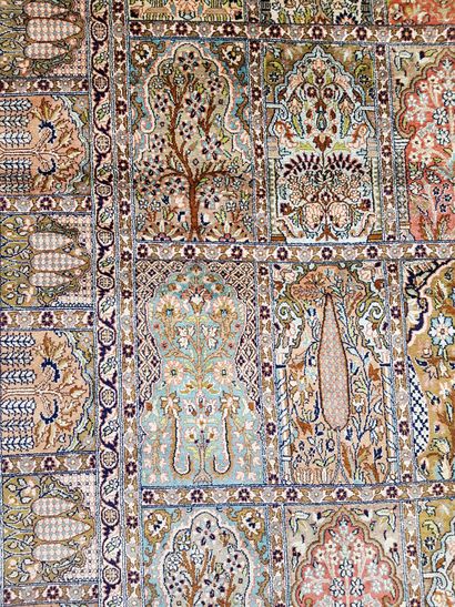 null Fine Kashmir silk carpet - India, circa 1975

Size : 225 x 139 cm 

Technical...