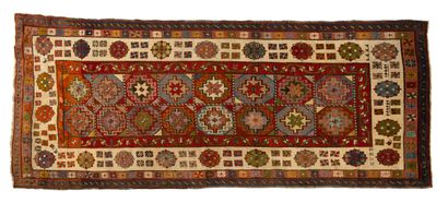 null TALISH carpet (Caucasus), late 19th century

Dimensions : 255 x 110cm.

Technical...