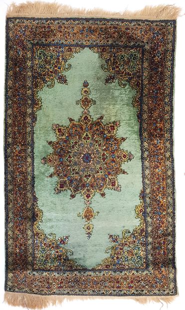 null Fine Kashmir silk carpet (India), circa 1980

Size : 152 x 091 cm

Technical...