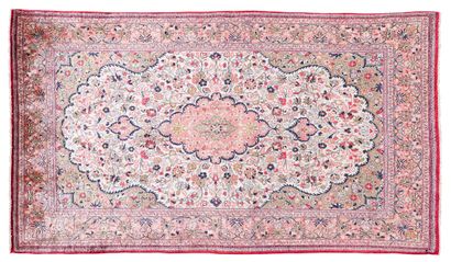 null Silk GHOUM carpet (Iran), shah period, mid 20th century

Dimensions : 170 x...