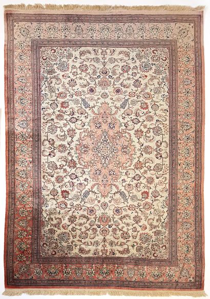 null Fine Ghoum silk carpet (Iran), circa 1980

Dimensions : 196 x 138 cm

Technical...