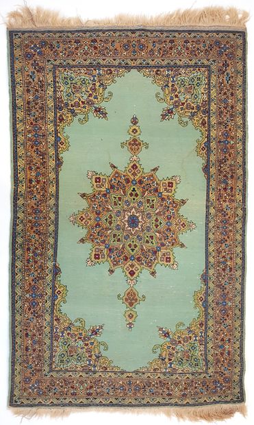 null Fine Kashmir silk carpet (India), circa 1980

Size : 152 x 091 cm

Technical...