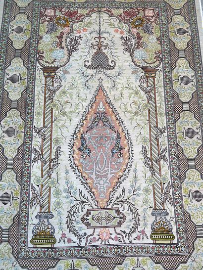 null Very fine silk Hereke signed

About 1975

Size : 125 x 78 cm

Technical characteristics...