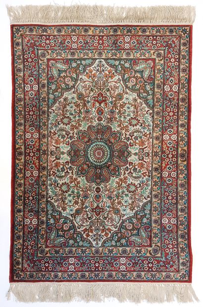 null Fine Sino Hereke silk carpet, circa 1980

Size : 94 x 62 cm

Technical characteristics...
