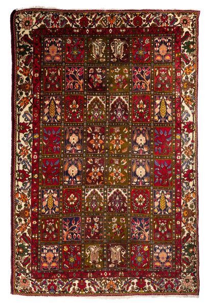 null BAKTIAR carpet (Iran), mid 20th century

Dimensions : 288 x 197cm.

Technical...
