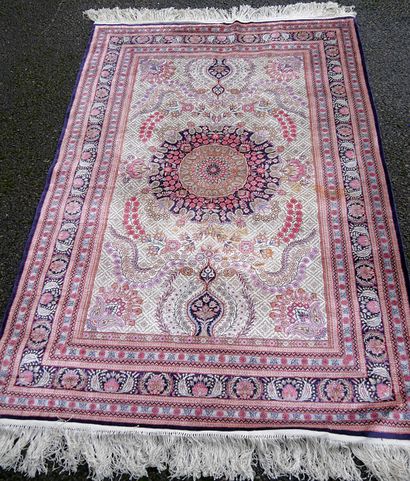 null Large and very fine silk Sino Ghoum

Circa 1980

Size : 185 x 125 cm

Technical...