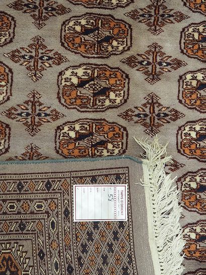 null Great Moultane - Pakistan 

Decor reminiscent of Bukhara carpets 

Circa 1975

Size...