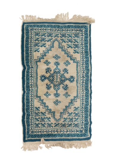 null Tapis tibétain milieu XXe siècle

Caractéristiques techniques : velours en laine...