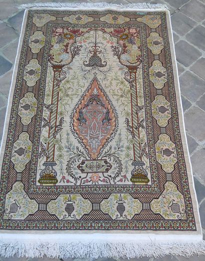 null Very fine silk Hereke signed

About 1975

Size : 125 x 78 cm

Technical characteristics...