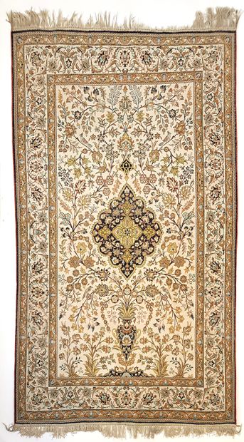 null Fine Ghoum silk carpet (Iran), shah period, circa 1965/70

Dimensions : 206...