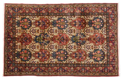 null BAKTIAR carpet (Iran), mid 20th century

Dimensions : 293 x 207cm.

Technical...