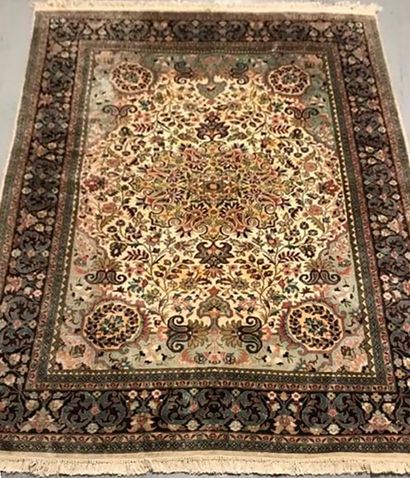 null Large and fine silk Kashmir - India

Circa 1975/80

Size : 220 x 160 cm

Technical...