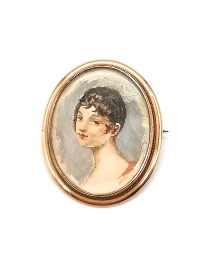 null Broche ornée d’une miniature ovale figurant un portrait d’une jeune femme style...