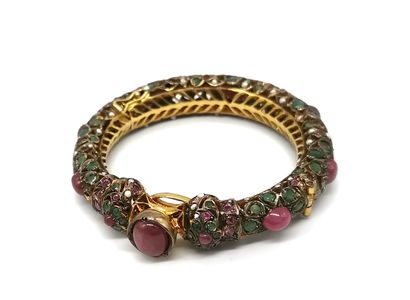 null Bracelet jonc ouvrant en métal doré ajouré à décor de fleurs serti d’émeraudes,...