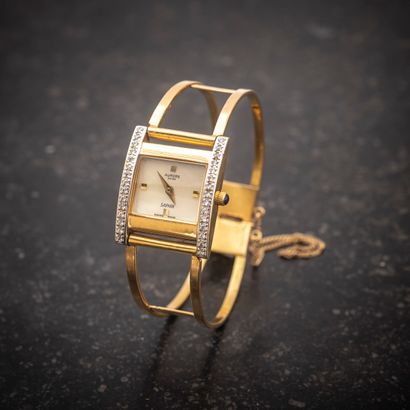 null AURORE

Montre bracelet de dame en or jaune 18K (750 millièmes) à fond en acier,...