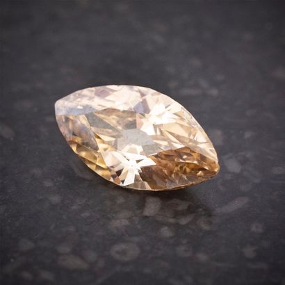 Diamant sur papier forme navette taille brillant...