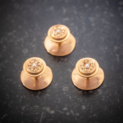 Trois boutons de col en or rose 18K (750...