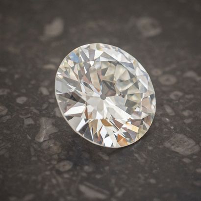  Diamant rond taille brillant sur papier de 2,74 carats 
Accompagné du rapport LFG...