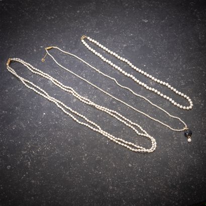 null Trois colliers de perles de culture, les fermoirs sont en or 18K (750 millièmes)...