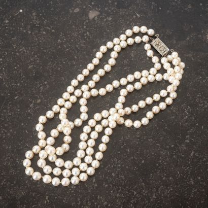null Collier de trois rangs de perles blanches choker , le fermoir en or 18K (750...