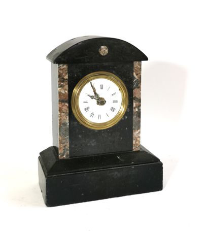 null Marble clock with engraved decoration of stylized foliage

H. 21 cm

Missing...