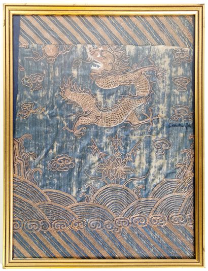 null CHINE, début XXe siècle

Textile brodé figurant un dragon à quatre griffes volant...