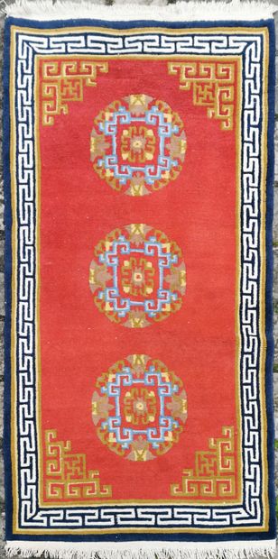 null Chinese wool carpet with medallions and Greek frieze

170 x 92 cm