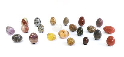 null Collections of rolled eggs in quartz, jasper, banded agate, amethyst, citrine...