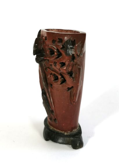 null CHINA, lardstone vase with dragon design

H. 11 cm

Accident