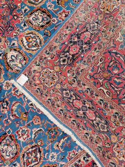 null Grand tapis Kashmar (Perse) en laine à riche décor d'un médaillon central entouré...