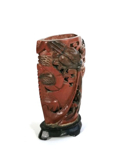 null CHINA, lardstone vase with dragon design

H. 11 cm

Accident