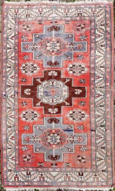 null Chirvan (Caucasus) wool carpet with crenellated medallion decoration

190 x...