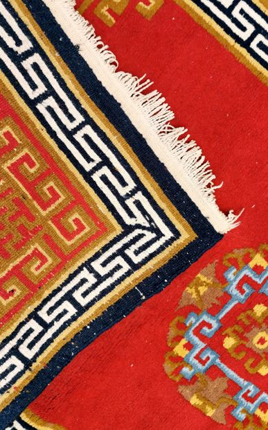 null Tapis Chinois en laine à décor de médaillons et frise à la grecque

170 x 92...