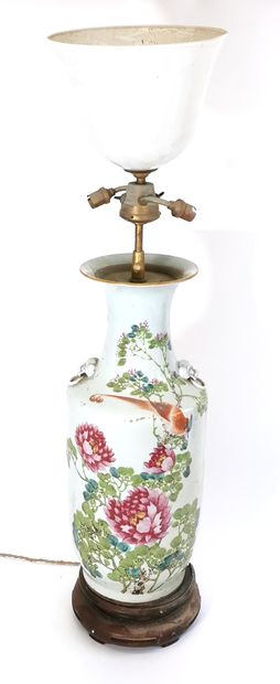 null CHINE, XIXe siècle

Haut vase en porcelaine à col évasé et décor polychrome...