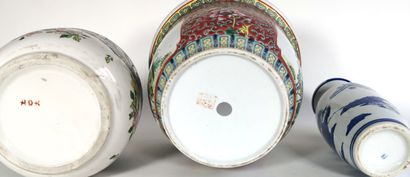 null CHINA, 

A set of porcelain pieces including a fish bowl decorated with birds...