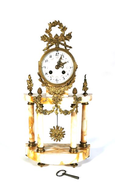 null Pendule portique de style Louis XVI en marbre et bronze ciselé et doré à décor...