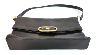 null NINA RICCI Paris

Shoulder bag in black box leather, belt effect on the flap...