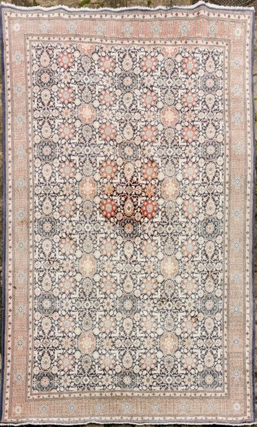 null Grand tapis Meched (Iran) à décor de millefiori

328 x 220 cm