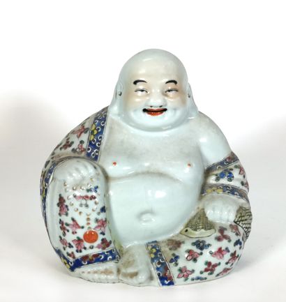 null CHINE, fin XIXe - début XXe siècle

Bouddha rieur en porcelaine à décor polychrome

Marque...
