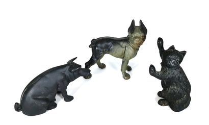 null Set of three animal figurines in cast iron, the pig forming a piggy bank

H....